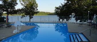 Heavens Hip Pocket-Lake View-5 min walk to Pool and Lake!