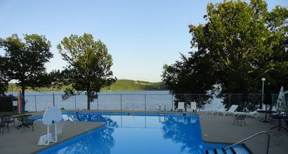 Heavens Hip Pocket-Lake View-5 min walk to Pool and Lake!