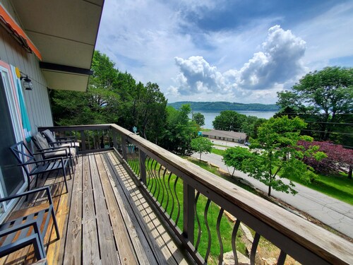 Heavens Hip Pocket-Lake View-5 min walk to Pool and Lake!