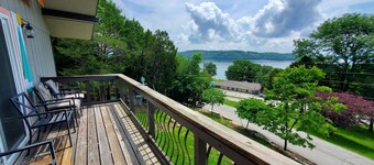 Heavens Hip Pocket-Lake View-5 min walk to Pool and Lake!