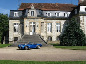 Front of property - Château de Flée (Le Val-Larrey)