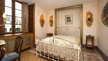 Deluxe Suite | 1 bedroom, minibar, in-room safe, bed sheets