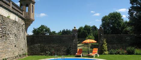 Outdoor pool, sun loungers