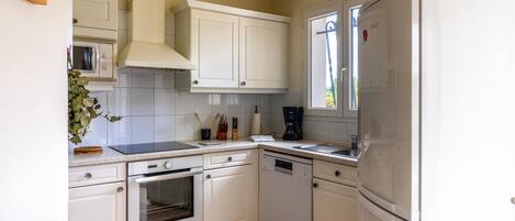 Réfrigérateur, plaque de cuisson, lave-vaisselle, cafetière/bouilloire