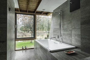 Badewanne, umweltfreundliche Kosmetikartikel, Haartrockner, Handtücher