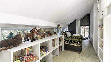 3 slaapkamers, een bureau, een strijkplank/strijkijzer, reisbedje