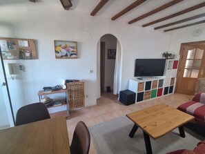 Smart TV, books, stereo