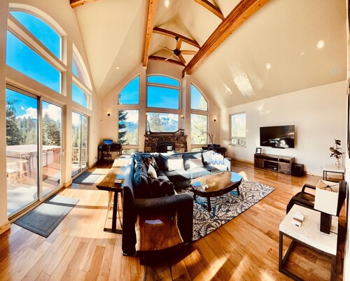 Luxury Custom Home w/ Views, Game Room, Jacuzzi, Close to Hiking/Biking Trails