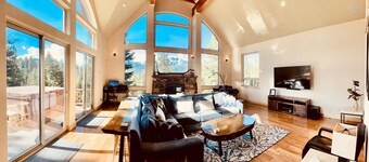 Luxury Custom Home w/ Views, Game Room, Jacuzzi, Close to Hiking/Biking Trails