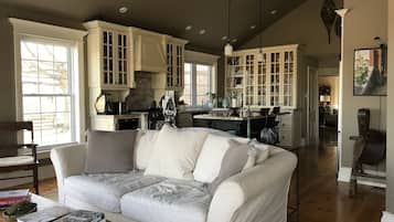 Älytelevisio, takka, kirjoja, stereot