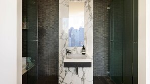Combined shower/bathtub, jetted bath, hair dryer, towels - Sky Loft by Contemporary Hotels (DARLINGHURST)