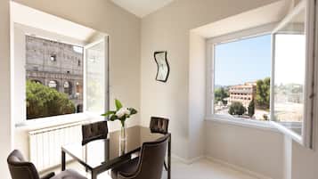 Apartamento luxo, 2 quartos, vista para a cidade | Sala de jantar