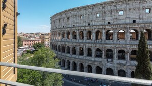A historic coliseum with multiple arches and a crowd of people in the foreground. - Amazing Colosseo (Rome)