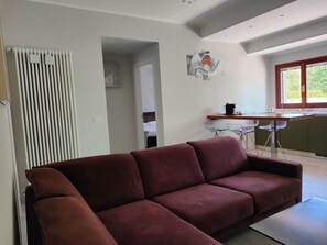 아파트, 침실 2개, 정원 전망 | 거실 공간 | TV