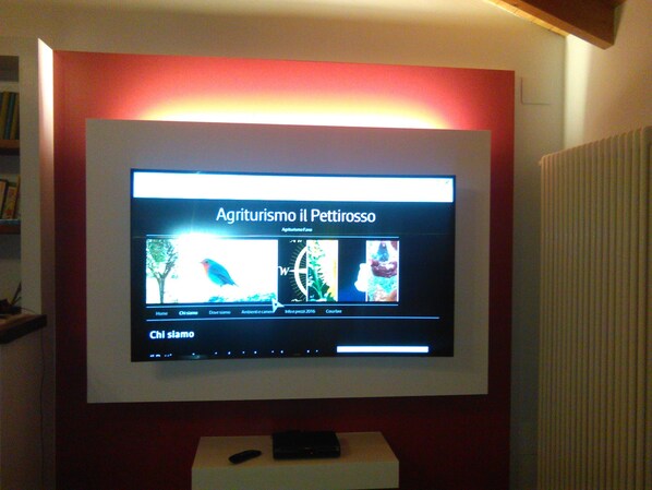 Un televisor mostrando un programa titulado 'Agriturismo il Pettirosso'.
