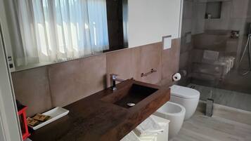 Appartamento, 2 camere da letto, vista giardino | Bagno | Doccia, set di cortesia gratuito, asciugacapelli, bidet