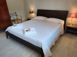 아파트, 침실 2개, 정원 전망 | 고급 침구, 각각 다르게 가구 비치, 책상, 암막 커튼