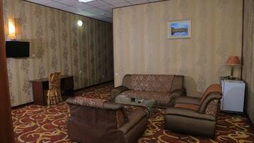 Superior fyrbäddsrum | Värdeförvaringsskåp på rummet, individuell inredning och unika möbler