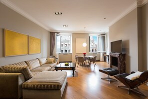 Apartment, 2 Schlafzimmer | Wohnzimmer | Flachbildfernseher