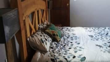 Escritorio y ropa de cama
