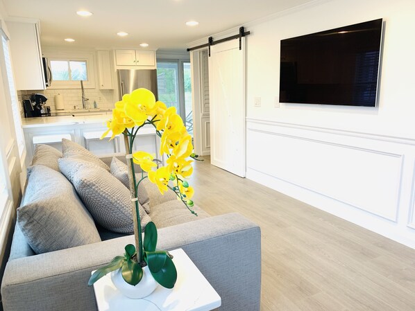 Smart TV, stereo - The Welcome Cottage 2Br Retreat (Provincetown)