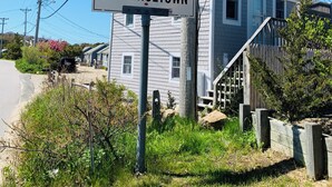 Een bord dat de ingang van Provincetown aangeeft, met een historisch plaquette.