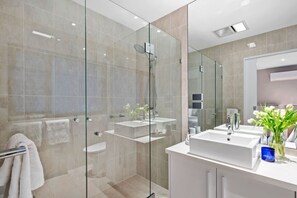 Bathroom - Louttit Bay Apartment 1 (Lorne)