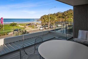 Outdoor dining - Louttit Bay Apartment 1 (Lorne)