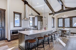 House, 3 Bedrooms | Private kitchen | Fridge, oven, coffee/tea maker, toaster