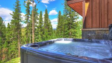 House, 3 Bedrooms | Outdoor spa tub