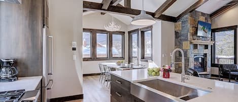 House, 3 Bedrooms | Private kitchen | Fridge, oven, coffee/tea maker, toaster