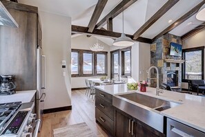 House, 3 Bedrooms | Private kitchen | Fridge, oven, coffee/tea maker, toaster