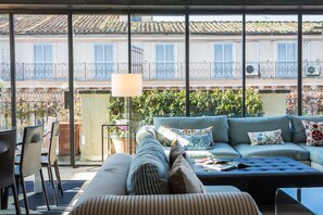 Appartement, 4 chambres | Aire de séjour | Téléviseur à écran plat
