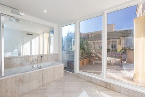 Apartemen, 4 kamar tidur | Kamar mandi | Bathtub dan shower terpisah, bathtub besar,  dan pancuran hujan