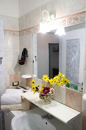 A bathroom with a sink, mirror, and towel rack. - B&B Natalia (Gualdo Tadino)