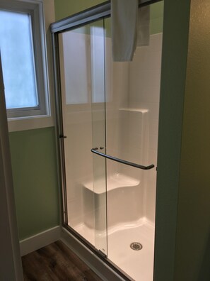 Dusch, hårtork, handdukar och tvål