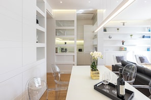 Exclusive Apartment, 1 Bedroom, City View | Dining room