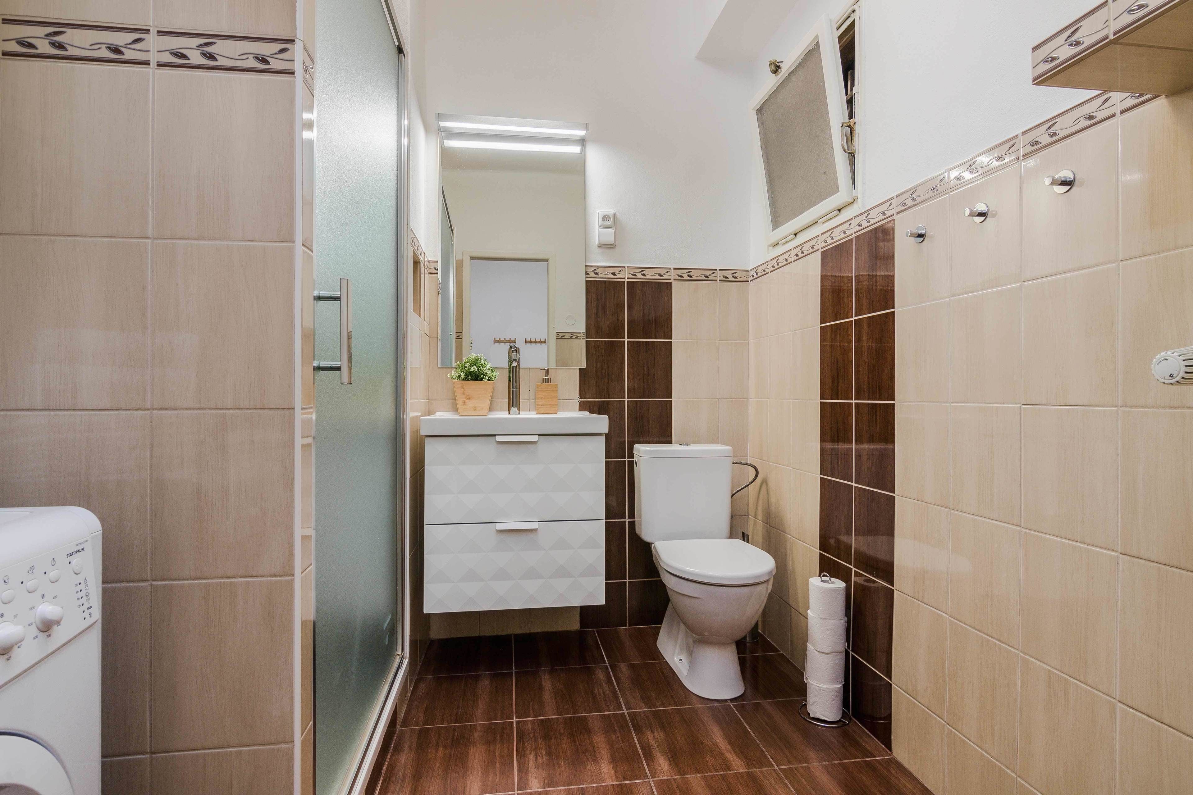 Studio | Bathroom | Shower, free toiletries, hair dryer, towels