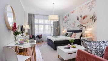 Studio | Wohnbereich | 30-cm-Smart-TV mit Digitalempfang, Fernseher