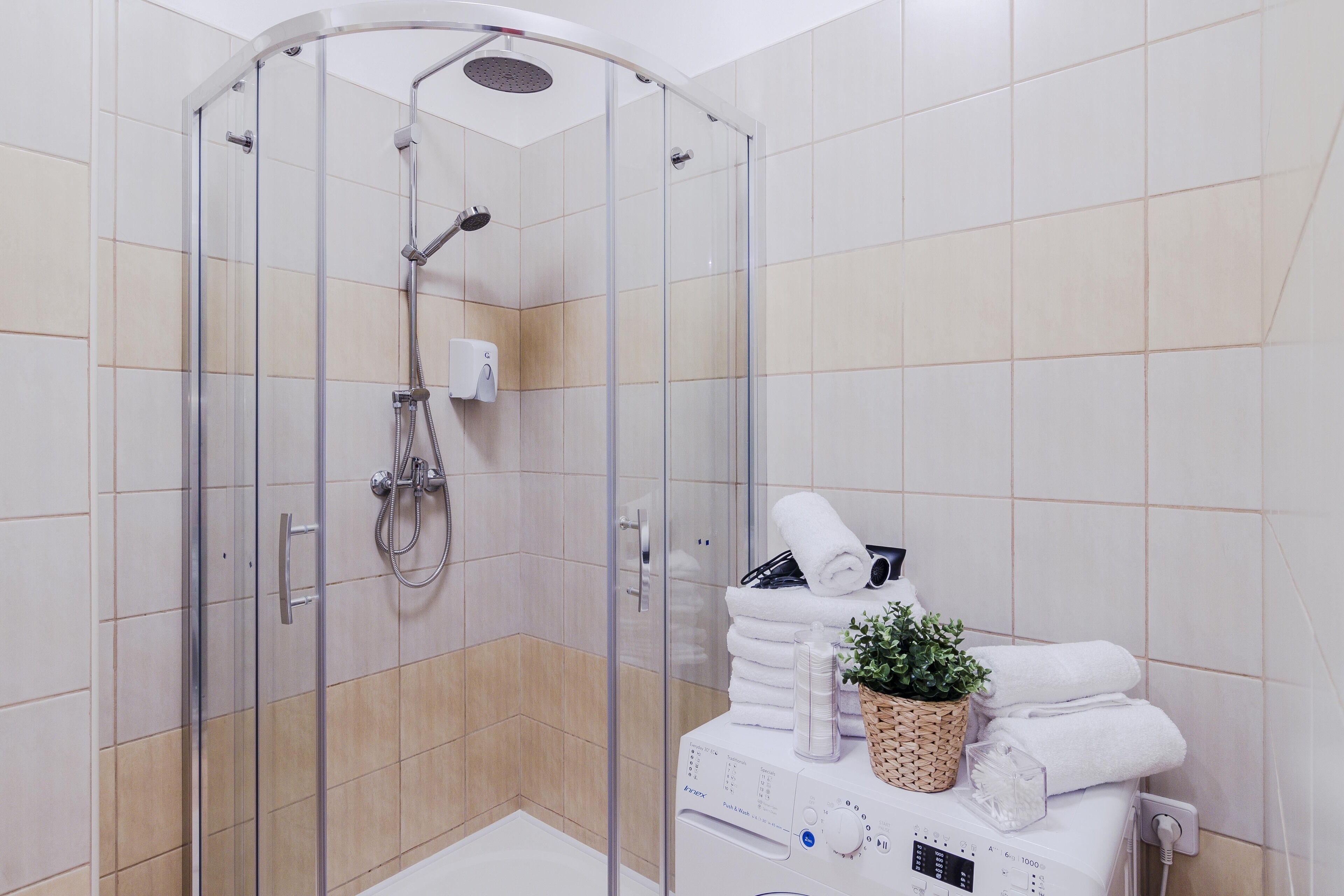 Standard-Apartment | Dusche im Bad