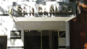 Vista frontal de la propiedad