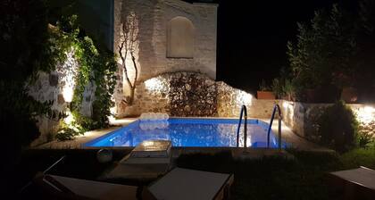 Madalo, old stone home with pool