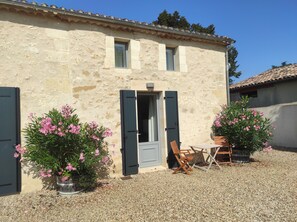 4 The Courtyard - 4 The Courtyard Award Winning 4 Star Vineyard Gite (Monbadon)