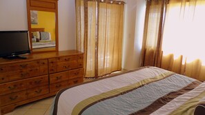 2 bedrooms, desk, Internet, bed sheets - Beautiful 1½ Bedroom Condo on the Sea of Cortez at Las Palmas  Resort BN-102 (Puerto Peñasco)