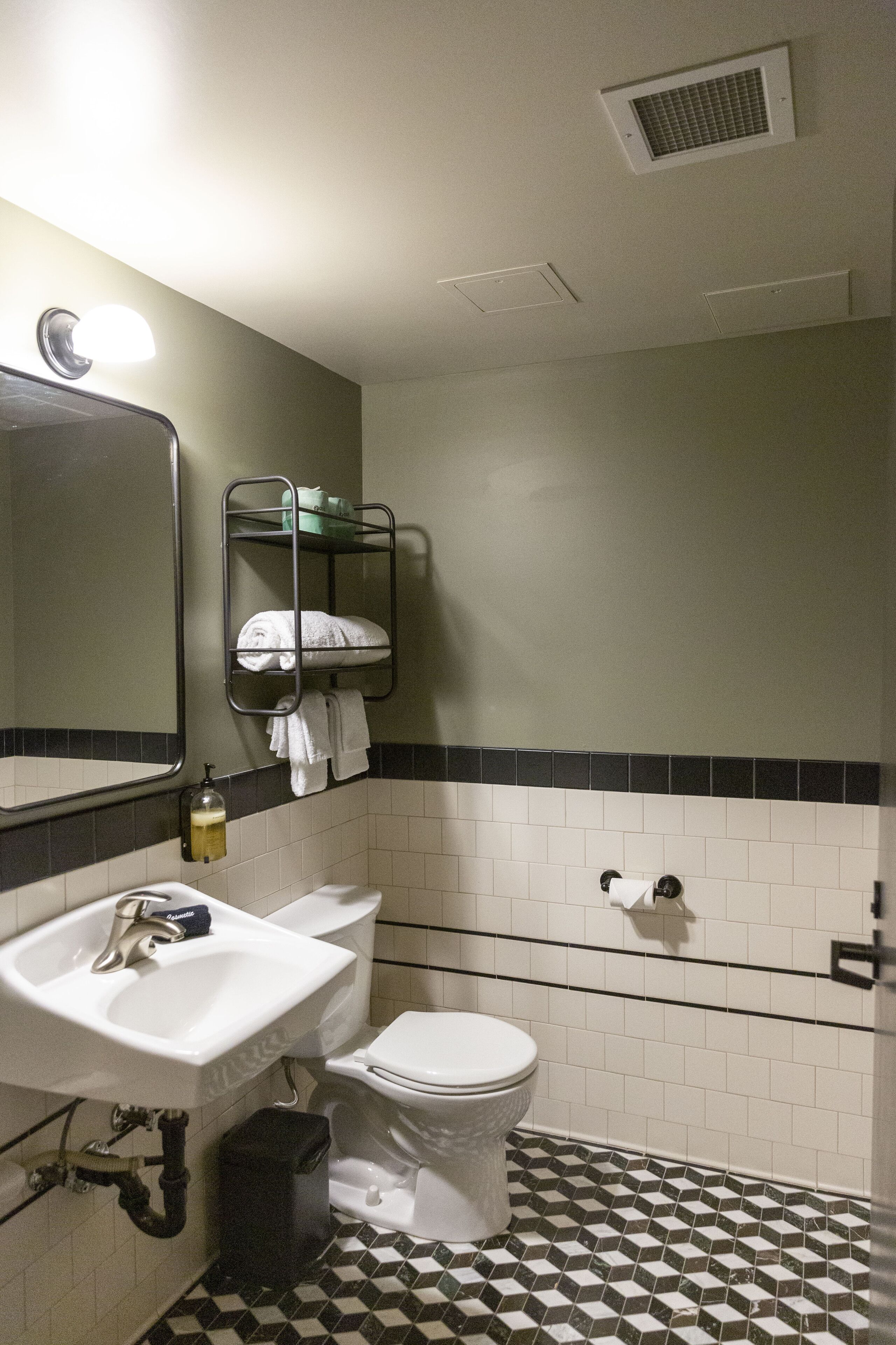 豪華客房, 多張床, 獨立浴室 (Family Room Ensuite) | 浴室 | 淋浴設備、名牌梳洗用品、風筒、提供毛巾