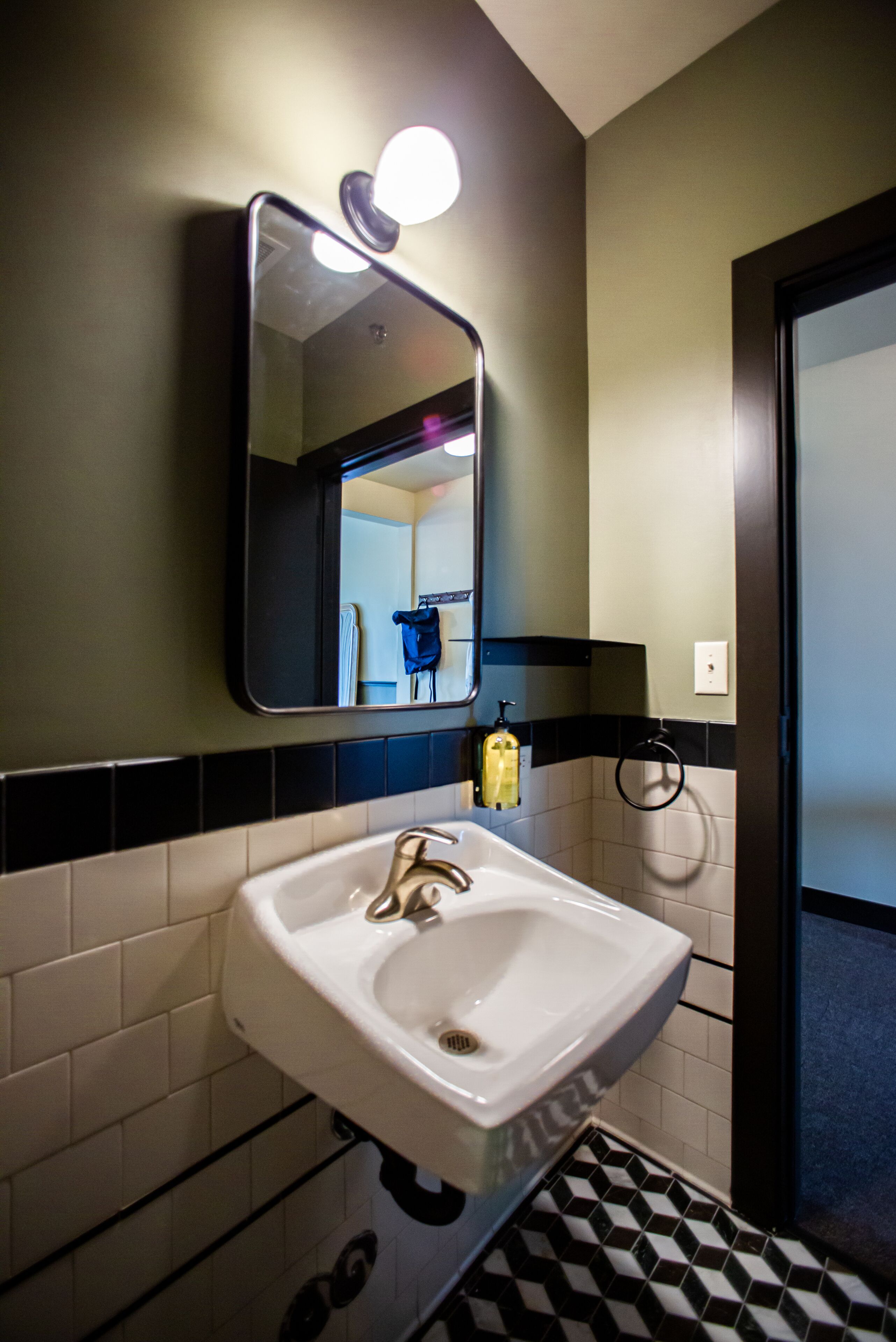 standard room, 1 queen bed, shared bathroom (queen shared bath) | bathroom | shower, designer toiletries, hair dryer, towels