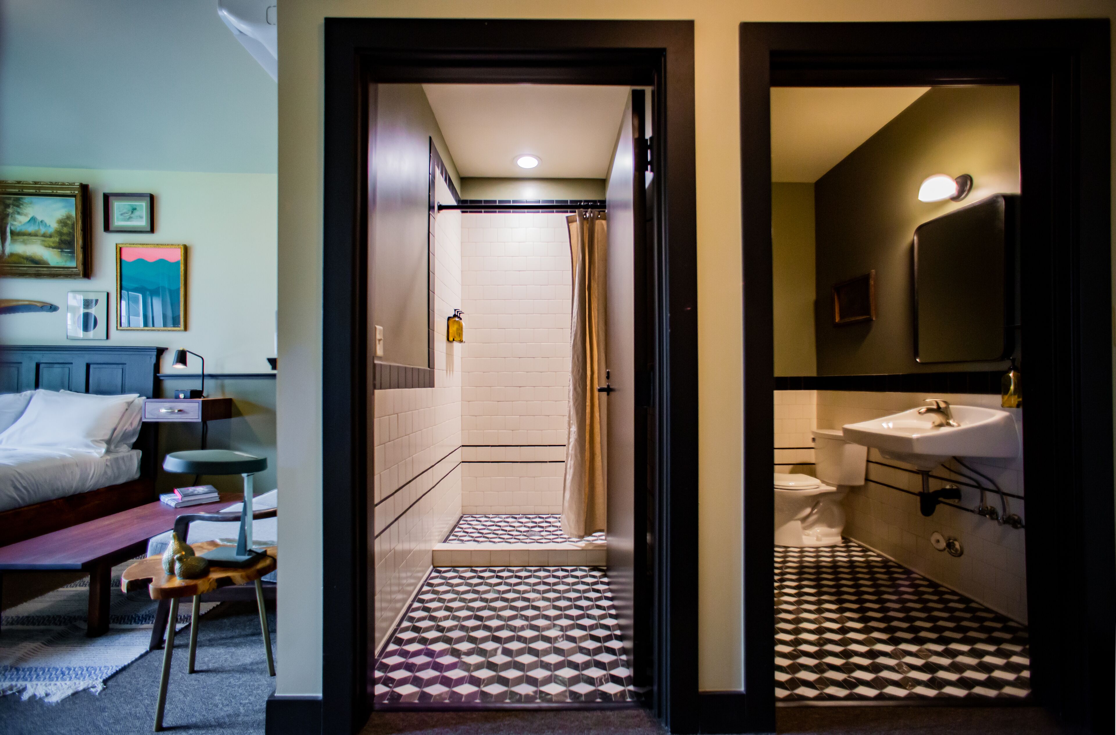 deluxe room, 1 king bed, ensuite (deluxe king ensuite) | bathroom | shower, designer toiletries, hair dryer, towels