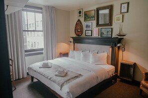 Dundyner, skrivebord, blendingsgardiner og strykejern/-brett