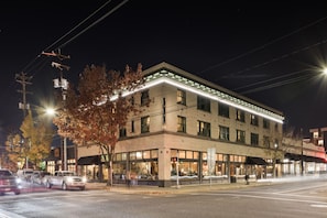 Façade de lâhĂ©bergement â soirĂ©e/nuit