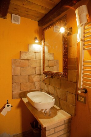 Apartment, 2 Bedrooms, Garden View | Bathroom | Shower, free toiletries, bidet, towels